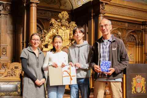 Ehrung im Hamburger Rathaus mit Teammitgliedern der Komödie "Micky Maus und seine Freunde" neben Hamburgs Schulsenatorin.