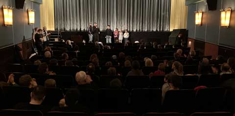 Farbfoto von der Premiere aller Jugendfilme 2025 im vollen Hamburger Metropolis Kino.