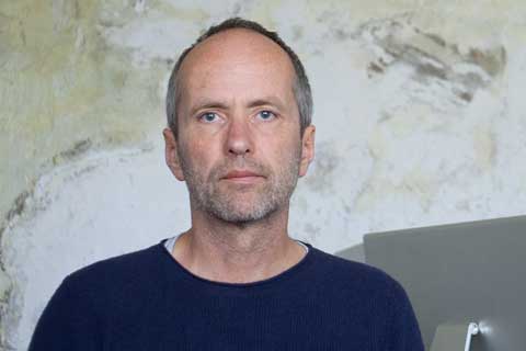 Farbiges Porträt von Georg Krefeld vor hellgrün-weißem Hintergrund.