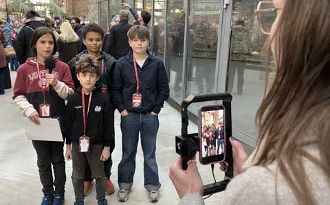 Farbfoto beim Hamburger Nachwuchs Filmfestival "abgedreht" mit dem Team von "Das ist unfair!" vor dem Zeise Kino.