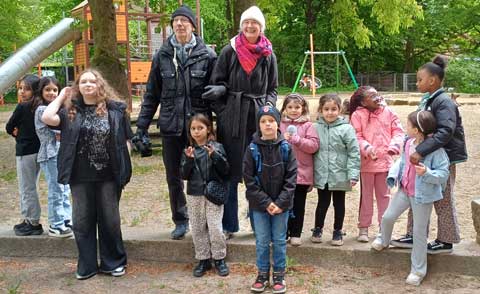 Farbiges Gruppenfoto mit 10 Kindern und zwei Projektleitern aus den Maiferien 2026.